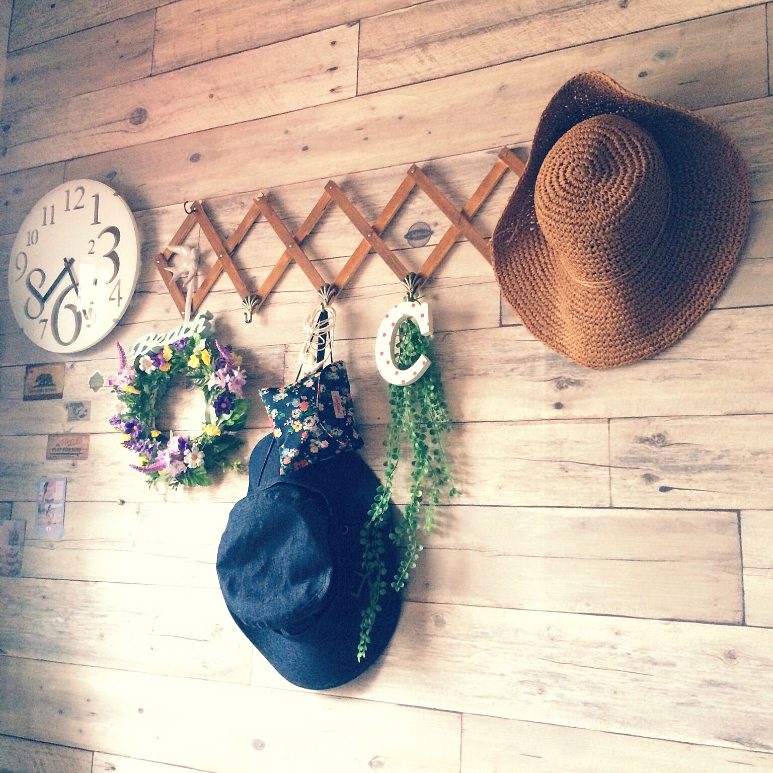 壁のナチュラルな感じと高さを変えて帽子をかけ、植物など癒しグッズを飾るのも素敵です。