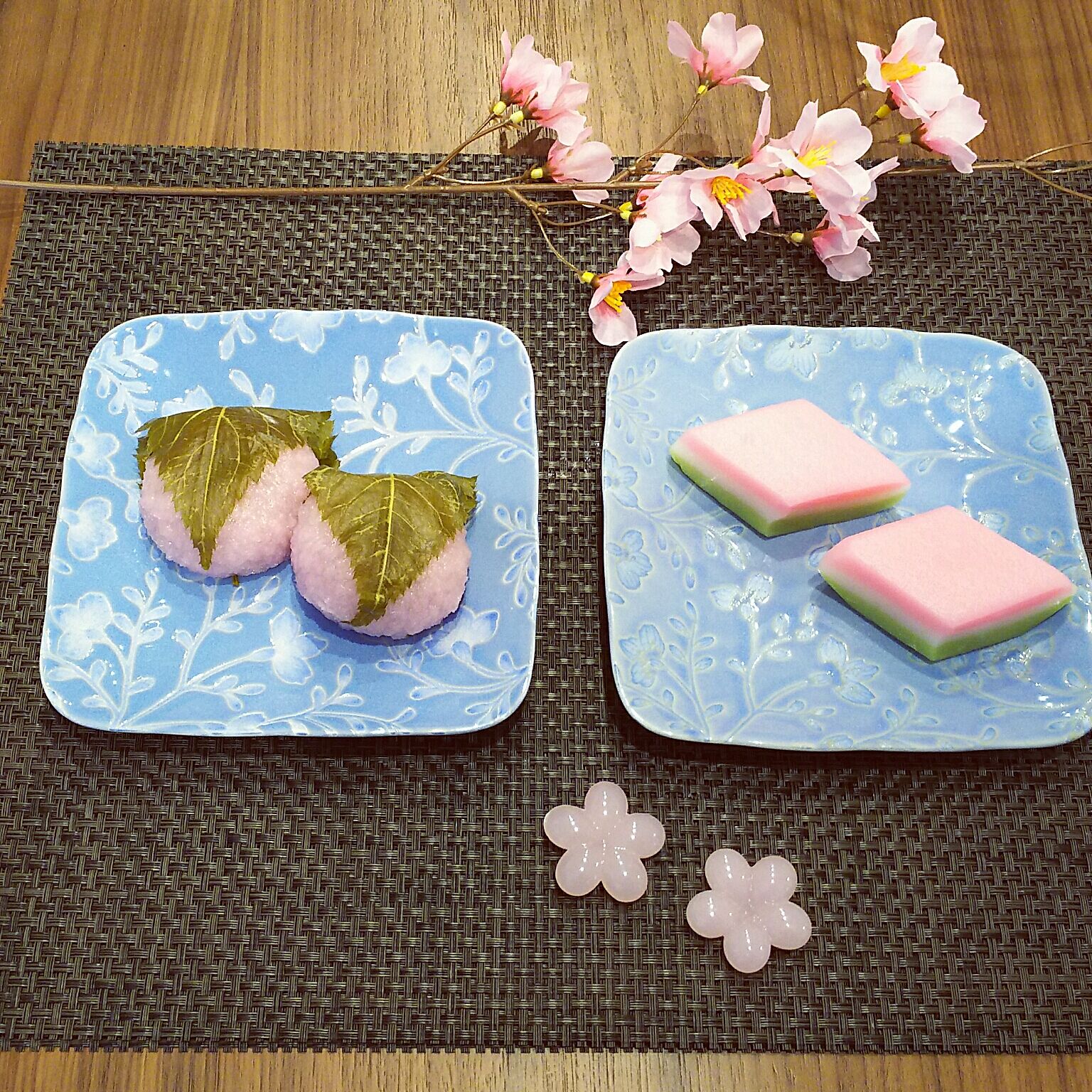 春の和菓子を乗せるのは淡いブルーの花柄が綺麗なこんな小皿が素敵ですね！桜の箸置きもちょこんと可愛いですね♡
