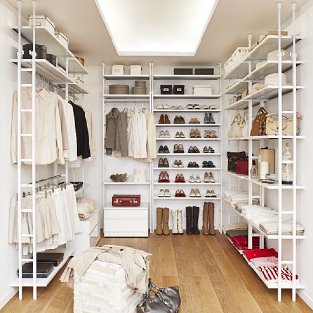 服だけでなくバッグや靴までもきれいに見せてくれる収納アイディア。壁面に薄型の突っ張り収納をつけることでスペースを有効活用しています。