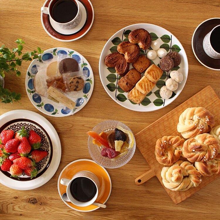 お気に入りのテーブルウェアにスイーツを並べて、みなさま、おやつの時間です♡プレートやコーヒーカップまでもがごちそうのひとつになってしまう・・・食べ終わったあとも素敵な柄に癒される、北欧デザインの食器たちです。
